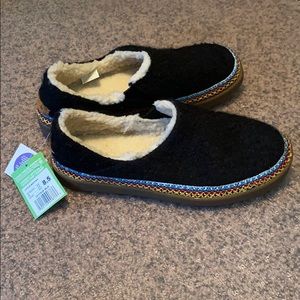 Little Bootah Sanuk Slippers - size 8.5 - NWT